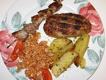 Bifteki und Suflaki mit griechischen Reisnudeln und Ofenkartoffeln - Rezept