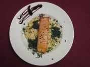 Lachs auf Bandnudeln mit Gorgonzolasoße und Spinat - Rezept