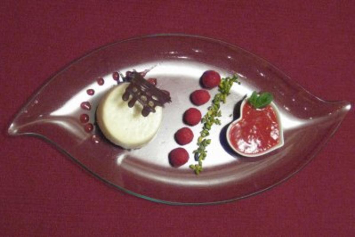 Bilder für Panna-Cotta-Törtchen mit beschwipsten Himbeeren - Rezept