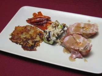 Gefülltes Schweinefilet mit Zucchinischiffchen und Kartoffel-Knoblauchrösti - Rezept