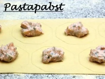 Lachsravioli mit Paprikaschaum - Rezept - Bild Nr. 3