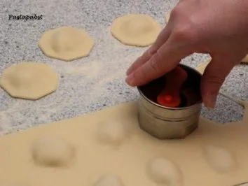 Lachsravioli mit Paprikaschaum - Rezept - Bild Nr. 5