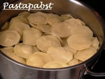 Lachsravioli mit Paprikaschaum - Rezept - Bild Nr. 8