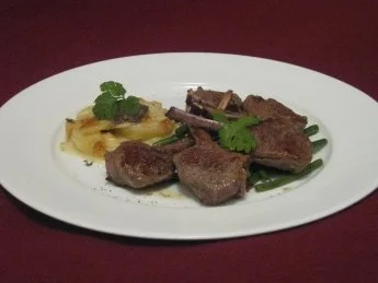 Gebratene Lammchops auf buntem Bohnenragout und Kartoffel-Trüffel-Gratin - Rezept