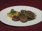 Gebratene Lammchops auf buntem Bohnenragout und Kartoffel-Trüffel-Gratin - Rezept