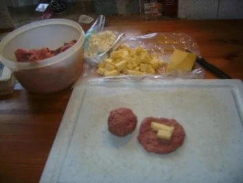 Rezept: Frikadellen mit Käsefüllung Bild Nr. 2 Frikadellen mit Käsefüllung - Rezept - Bild Nr. 2