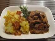 Lebergeschnetzeltes mit Bratkartoffeln und Salat - Rezept
