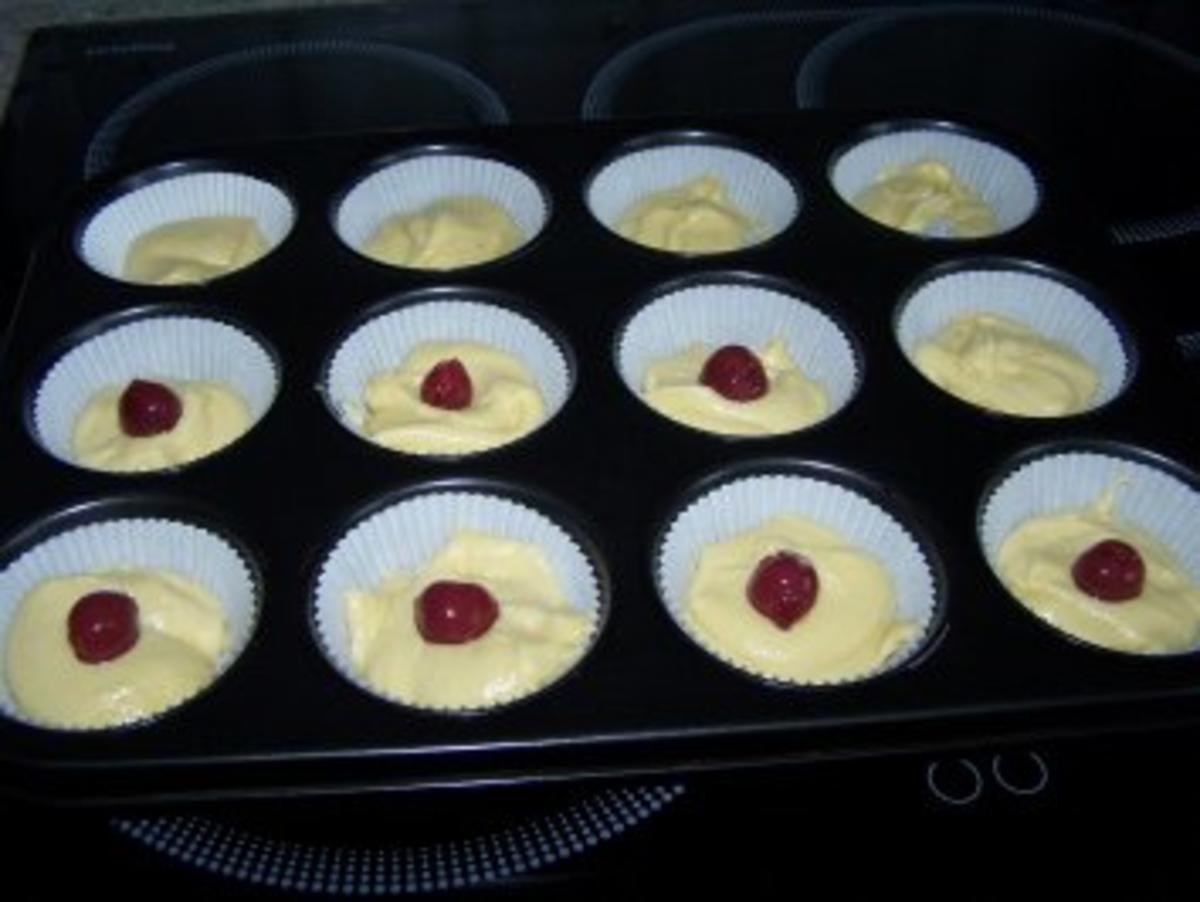Marzipan-Kirsch-Muffins - Rezept - Bild Nr. 2
