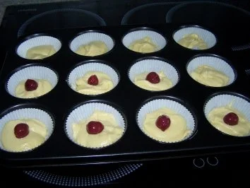Rezept: Marzipan-Kirsch-Muffins Bild Nr. 2 Marzipan-Kirsch-Muffins - Rezept - Bild Nr. 2