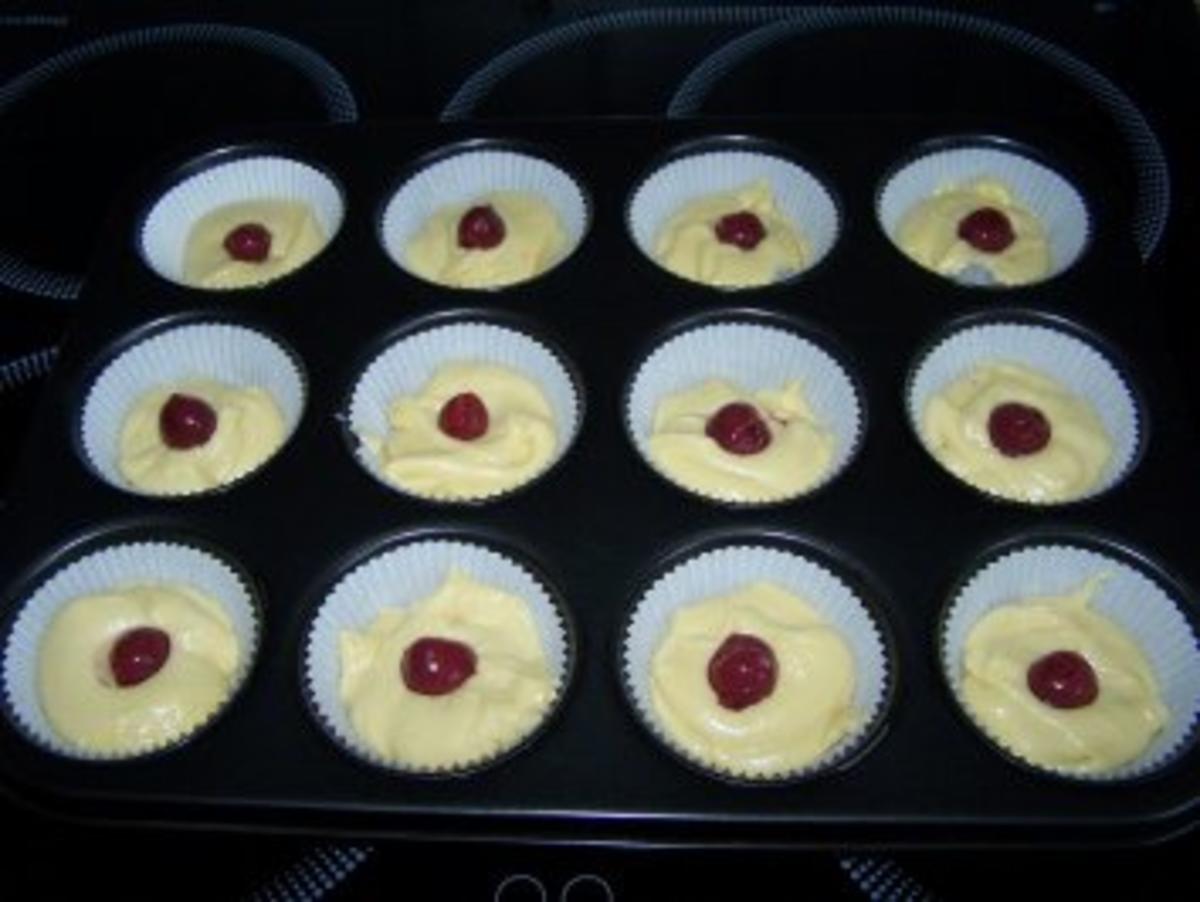 Marzipan-Kirsch-Muffins - Rezept - Bild Nr. 3