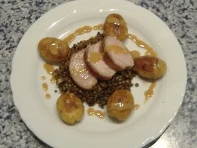 Gegrillter Spanferkelrollbraten mit Linsengemüse - Rezept