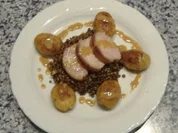 Gegrillter Spanferkelrollbraten mit Linsengemüse - Rezept