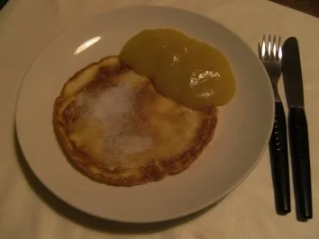 Rezept: DESSERT - Eierkuchen mit Zucker und Apfelmus DESSERT - Eierkuchen mit Zucker und Apfelmus - Rezept