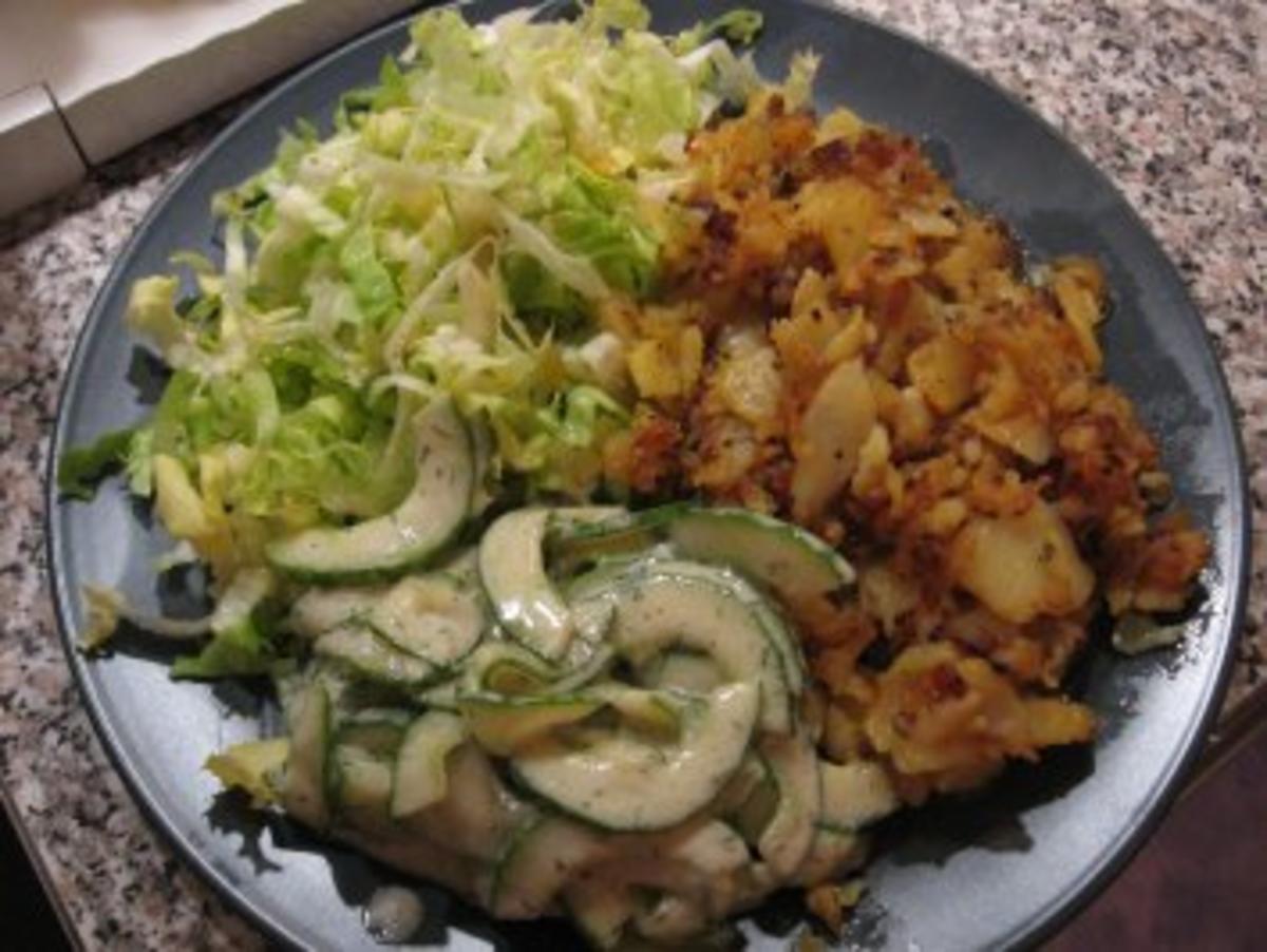 Brägele (Bratkartoffeln) mit Endiviensalat und Gurkensalat - Rezept