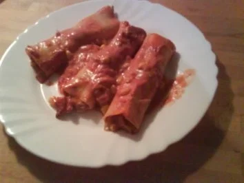 Cannelloni mit Frischkäse-Salami-Füllung und Tomatensoße - Rezept