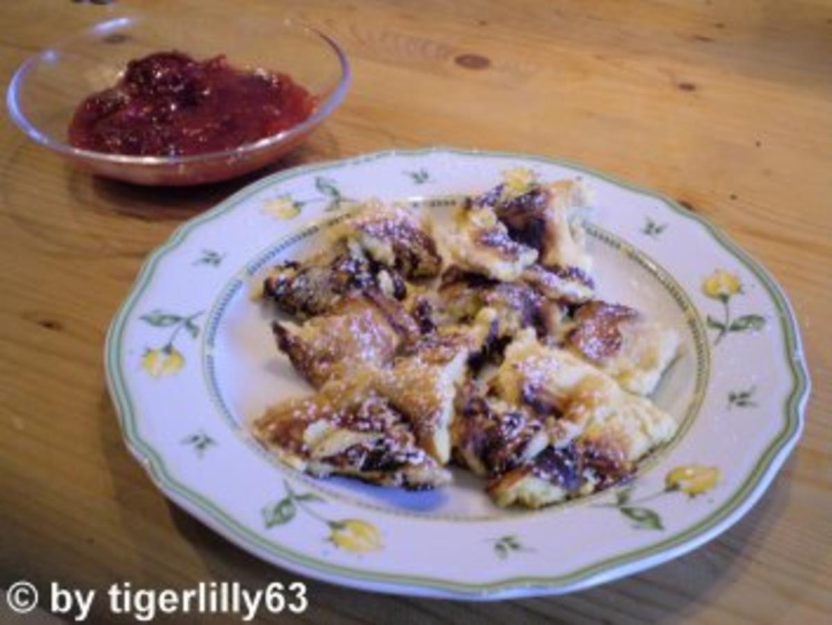 Kaiserschmarrn Ein Klassiker der österreichischen Küchen, kann als
Dessert oder Hauptspeise gereicht werden. Schmeckt am besten mit
Zwetschgen- oder Marillenröster. - Rezept Gesendet von tigerlilly63