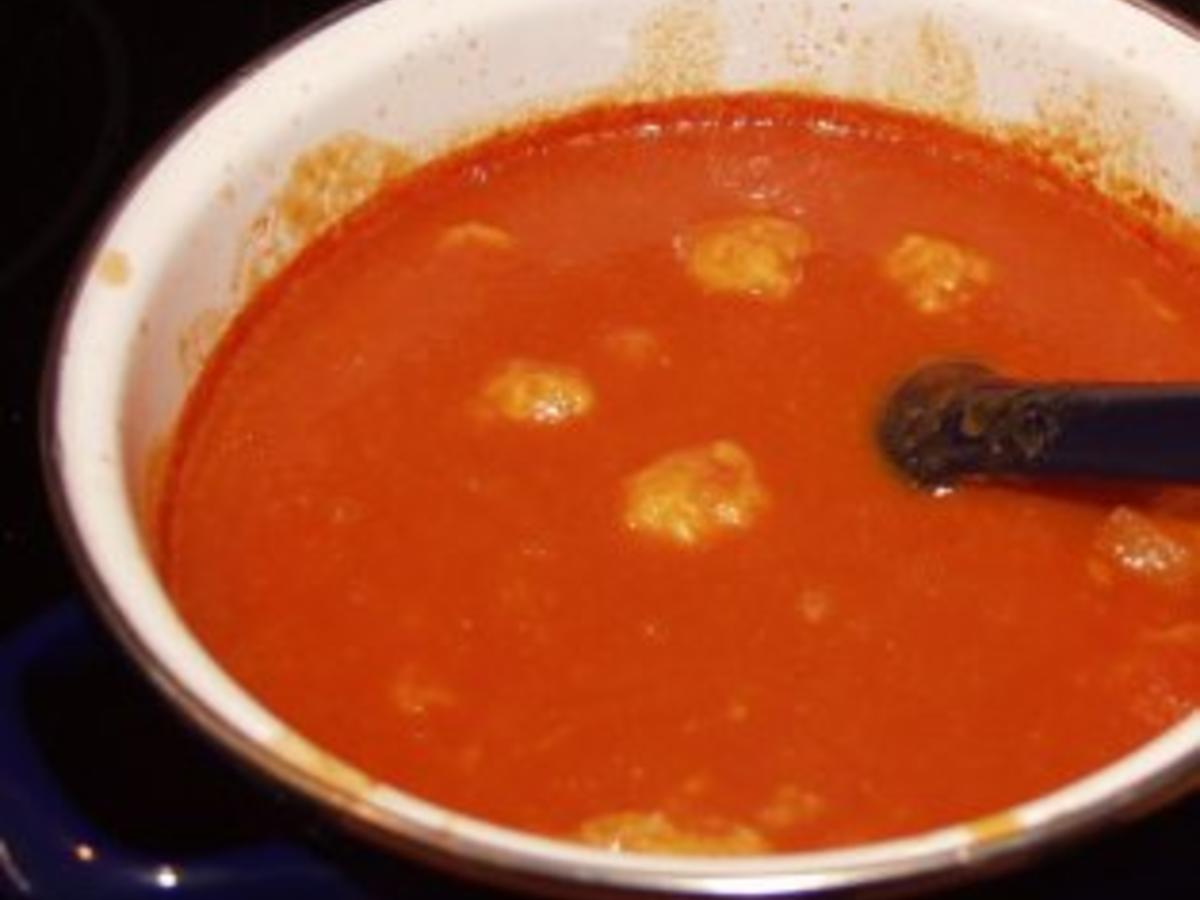 Tomatensuppe mit Käseklößchen - Rezept - kochbar.de