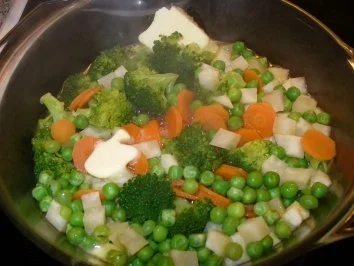 gefüllte Schweinsröllchen, Semmelknödel und Mischgemüse - Rezept - Bild Nr. 17