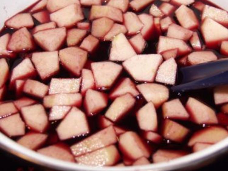 Fliederbeersuppe mit Klößchen - Rezept - kochbar.de