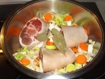 Fleischgerichte: Eisbein mit Erbsensuppe - Rezept - Bild Nr. 2