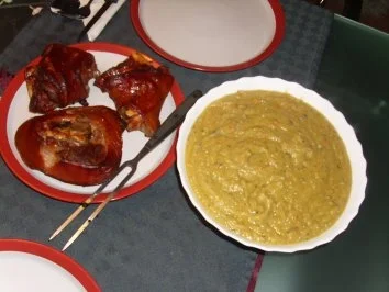 Fleischgerichte: Eisbein mit Erbsensuppe - Rezept