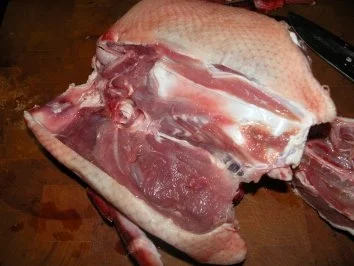 Zweierlei von Ente mit Kartoffelsoufflé und Fingermöhren - Rezept - Bild Nr. 2