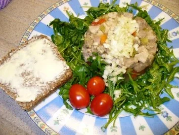 Hausgemachte Sülze auf Rukolasalat - Rezept