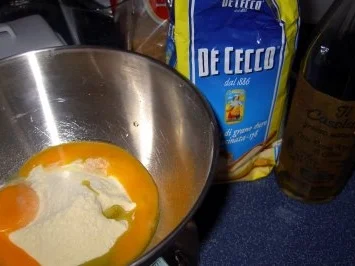 Hähnchenrouladen  "Jalapenos" mit Bandnudeln und Weißwein-Sahne-Soße - Rezept - Bild Nr. 2