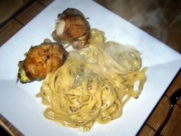 Hähnchenrouladen  "Jalapenos" mit Bandnudeln und Weißwein-Sahne-Soße - Rezept