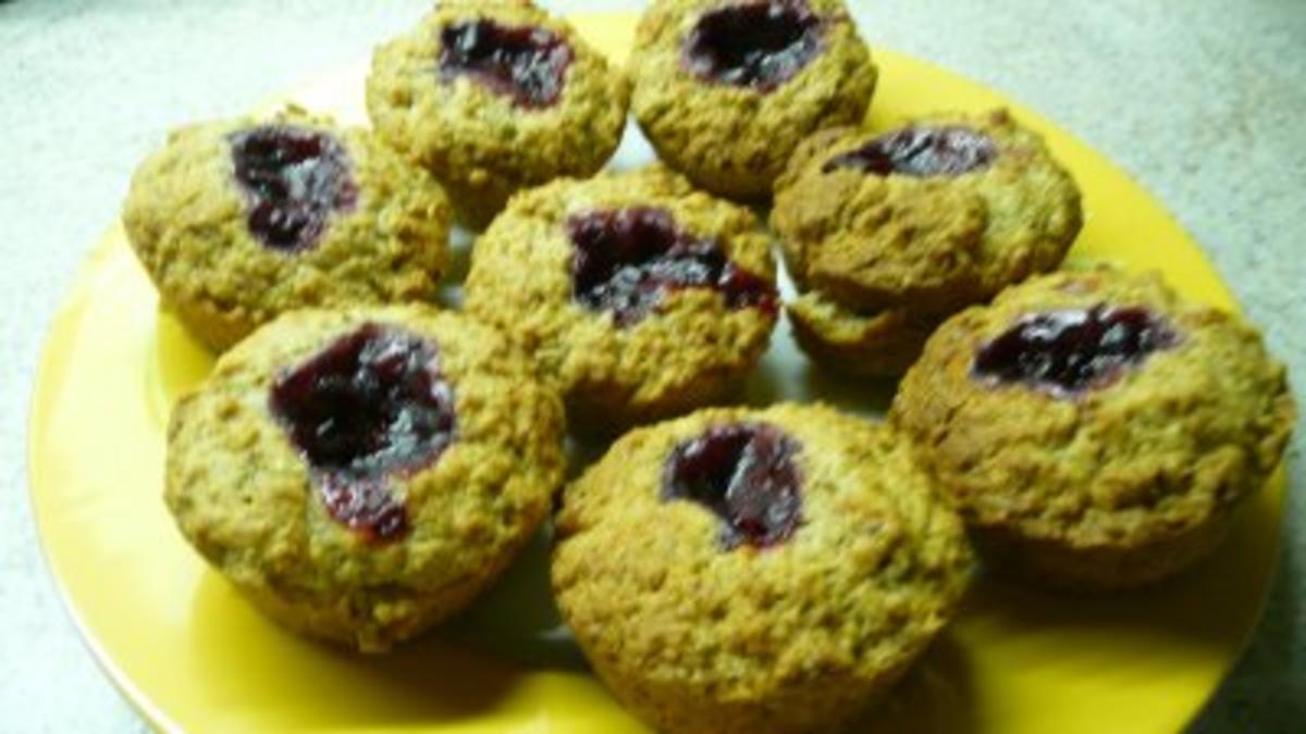 Haselnuß-Muffins mit Preiselbeeren - Rezept