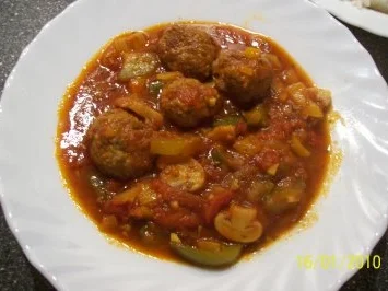 Hackfleischbällchen Gemüsepfanne mit Reis - Rezept