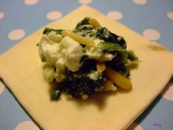 Rezept: Spinat-Taschen mit Feta und Pinienkernen Bild Nr. 5 Spinat-Taschen mit Feta und Pinienkernen - Rezept - Bild Nr. 5
