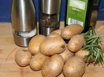 Rezept: Kalbsrouladen mit Rosmarinkartoffeln Bild Nr. 2 Kalbsrouladen mit Rosmarinkartoffeln - Rezept - Bild Nr. 2