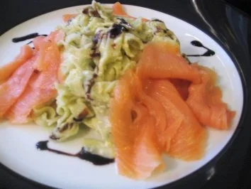 Rezept: Bärlauchpasta in Eiercreme & schottischer Räucherlachs Bild Nr. 2 Bärlauchpasta in Eiercreme & schottischer Räucherlachs - Rezept - Bild Nr. 2