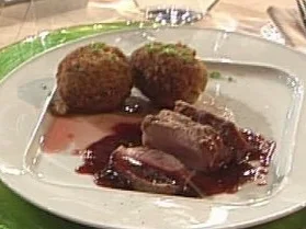 Wildschweinrücken mit Sauerkirschsauce und Schwarzbrotknödel á la Henssler - Rezept