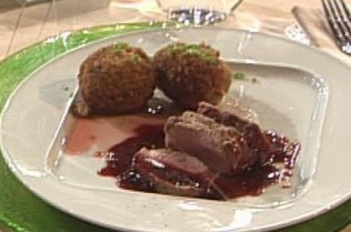 Wildschweinrücken mit Sauerkirschsauce und Schwarzbrotknödel á la ...