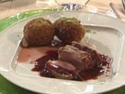 Wildschweinrücken mit Sauerkirschsauce und Schwarzbrotknödel á la Henssler - Rezept