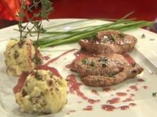 Wildschweinrücken mit Sauerkirschsoße und Schwarzbrotknödel (Olivia Jones) - Rezept