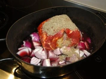 Rezept: Rollbraten gefüllt mit Knödelteig in Rotwein-Steinpilzsauce (Bilder sind hochgeladen) Bild Nr. 2 Rollbraten gefüllt mit Knödelteig in Rotwein-Steinpilzsauce (Bilder sind hochgeladen) - Rezept - Bild Nr. 2