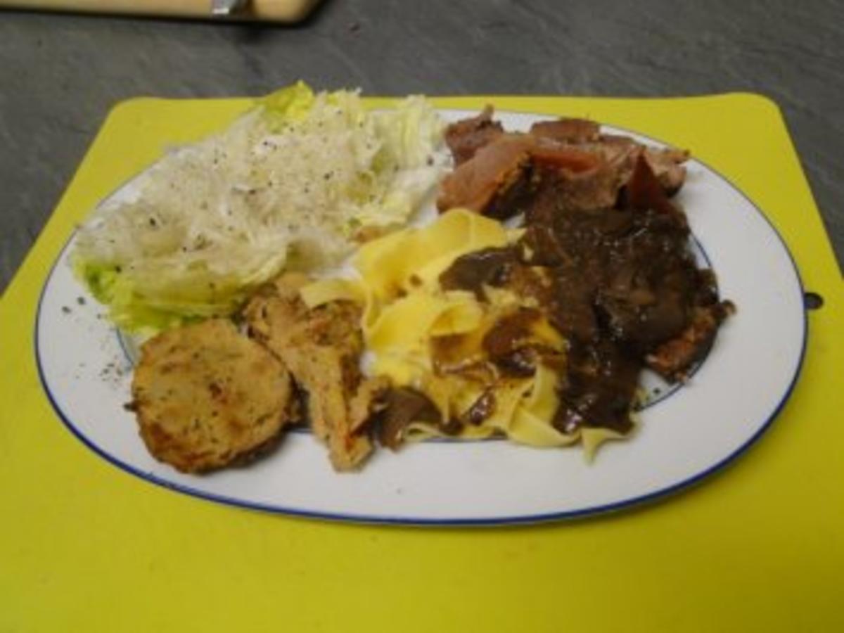 Rollbraten gefüllt mit Knödelteig in Rotwein Steinpilzsauce Bilder sind ...