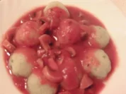 Kräuterknödel mit Tomaten-Champignon-Sauce - Rezept