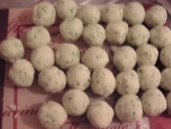 Kräuterknödel mit Tomaten-Champignon-Sauce - Rezept - Bild Nr. 3