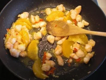 Rezept: Garnelen-Zitrus-Salat mit Sauerrahmmousse und Orangen-Chili-Gelee Bild Nr. 3 Garnelen-Zitrus-Salat mit Sauerrahmmousse und Orangen-Chili-Gelee - Rezept - Bild Nr. 3