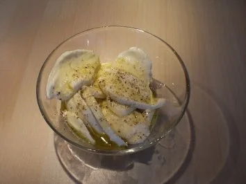 Rezept: Rosmarinmarinierter Mozzarella mit Aprikosen und Zitronenöl Bild Nr. 3 Rosmarinmarinierter Mozzarella mit Aprikosen und Zitronenöl - Rezept - Bild Nr. 3