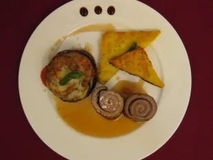 Kalbsroulade mit Schinken und Salbei an Gemüsegratin und Polentaplätzchen - Rezept