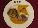Kalbsroulade mit Schinken und Salbei an Gemüsegratin und Polentaplätzchen - Rezept