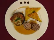 Kalbsroulade mit Schinken und Salbei an Gemüsegratin und Polentaplätzchen - Rezept
