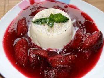 Panna cotta mit Pflaumenkompott - Rezept