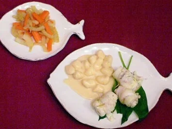 Rezept: Bärlauch-Schollenröllchen mit Gnocchi, Karotten-Fenchelgemüse Bärlauch-Schollenröllchen mit Gnocchi, Karotten-Fenchelgemüse - Rezept