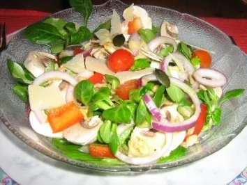 Rezept: Feldsalat Variation - mit roter Zwiebel, Champignion, Paprika und Tomaten Feldsalat Variation - mit roter Zwiebel, Champignion, Paprika und Tomaten - Rezept